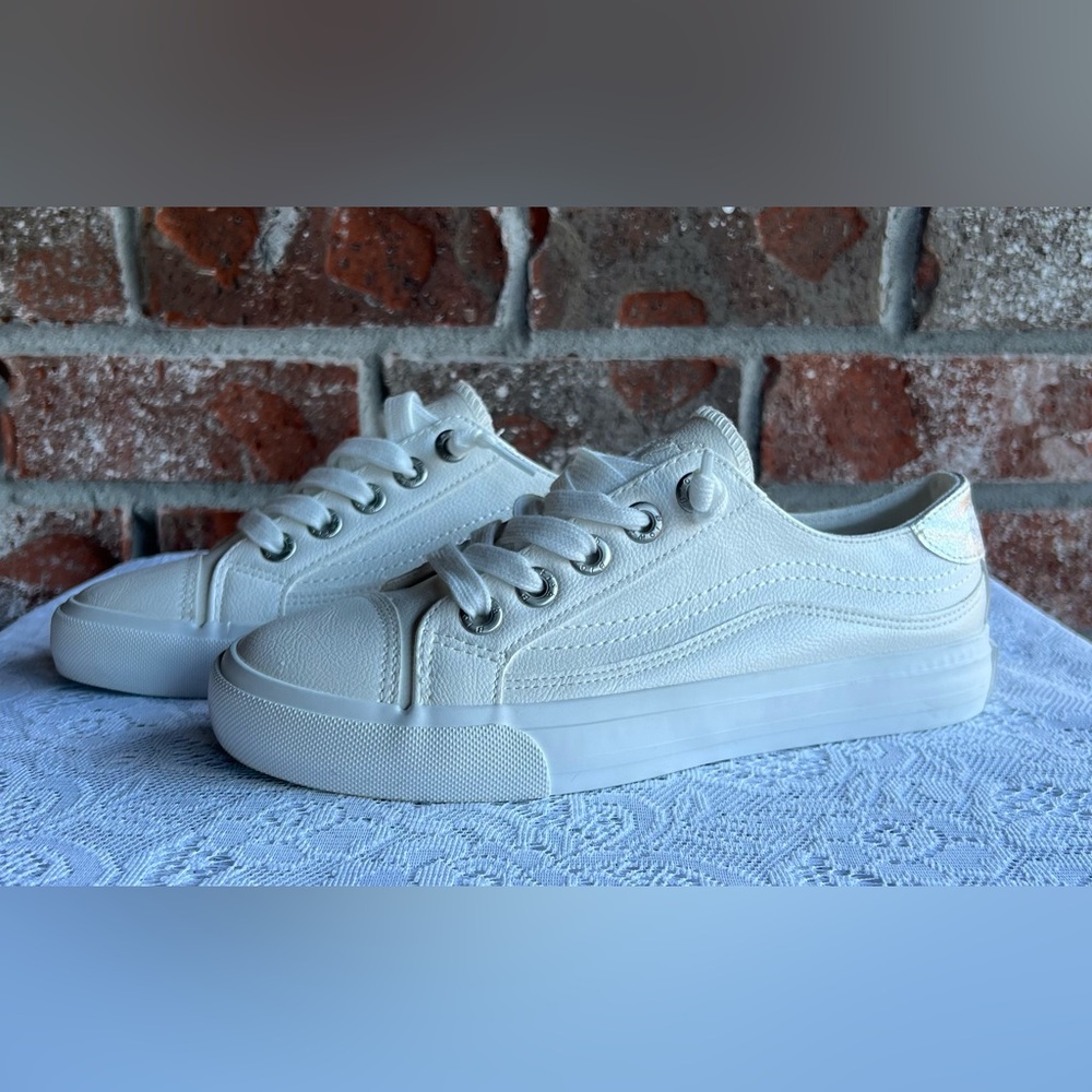Blowfish Cream/White Low-Top Sneakers